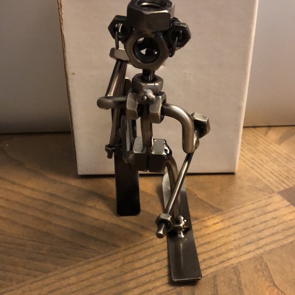Metal skier sculpture - Picture 4 of 7
